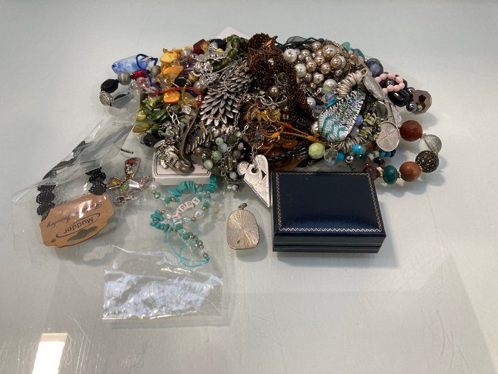 Lot 1419  
            Marchington SR13 - Parcel Delivery Only 

                
LG QTY OF VINTAGE AND COSTUME NECKLACES: LOCATION - F11