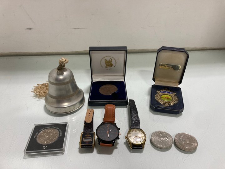 Lot 1443  
            Marchington SR13 - Parcel Delivery Only 

                
A COLLECTION OF MEMORABILIA TO INCLUDE A GREYHOUND MEDAL, A CORONATION TIN, A CAT...