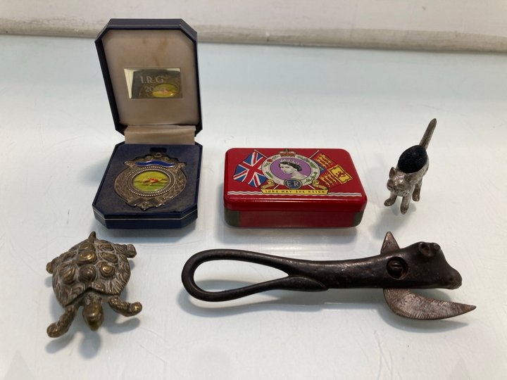 Lot 1444  
            Marchington SR13 - Parcel Delivery Only 

                
A SILVER COLOURED RING SET WITH A POLISHED SEMI-PRECIOUS STONE, WITH BOX: LOCATIO...