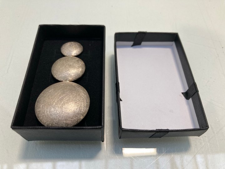 Lot 1454  
            Marchington SR13 - Parcel Delivery Only 

                
A HALLMARKED .925 SILVER PENDANT, WITH BOX: LOCATION - F10