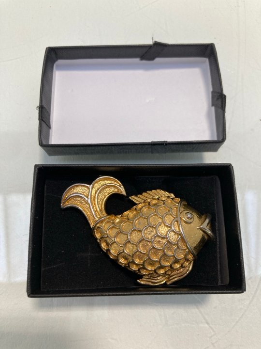 Lot 1456  
            Marchington SR13 - Parcel Delivery Only 

                
A VINTAGE GOLD COLOURED CAT AND MOUSE BROOCH SET WITH GREEN AND RED STONES, WITH ...