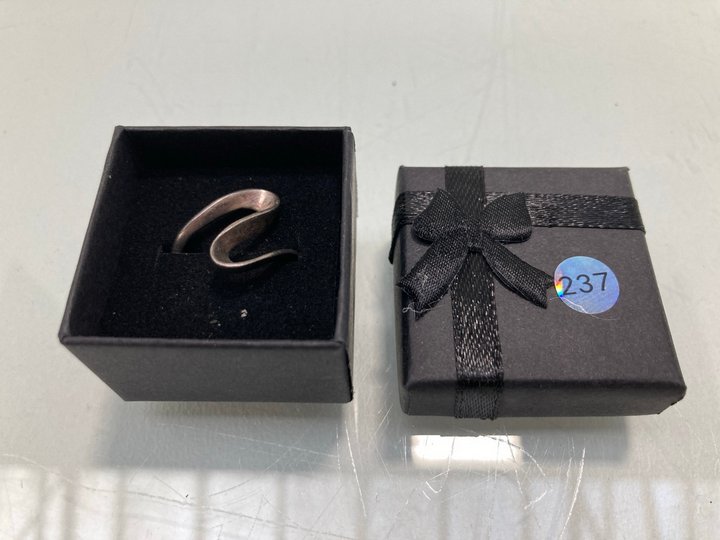 Lot 1463  
            Marchington SR13 - Parcel Delivery Only 

                
A HALLMARKED .925 SILVER ABSTRACT PATTERN RING, WITH BOX: LOCATION - F10