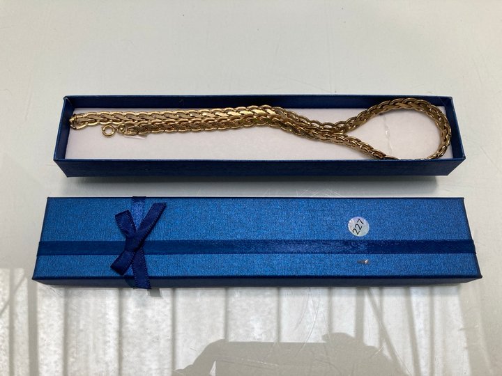 Lot 1464  
            Marchington SR13 - Parcel Delivery Only 

                
A VINTAGE GOLD COLOURED FLAT LINK NECKLACE, WITH BOX: LOCATION - F10