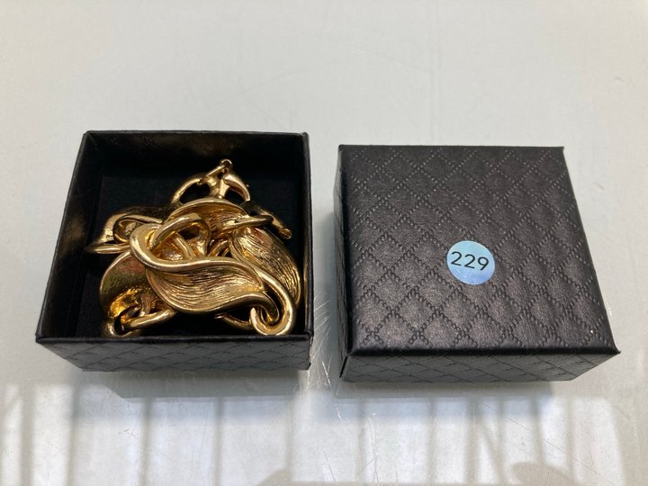Lot 1472  
            Marchington SR13 - Parcel Delivery Only 

                
A GOLD COLOURED BRACELET, WITH BOX: LOCATION - F10
