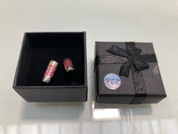 Lot 1473  
            Marchington SR13 - Parcel Delivery Only 

                
A PAIR OF HALLMARKED .925 SILVER EARRINGS, WITH BOX: LOCATION - F10