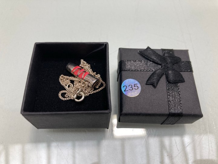 Lot 1474  
            Marchington SR13 - Parcel Delivery Only 

                
A HALLMARKED .925 SILVER PENDANT AND CHAIN, WITH BOX: LOCATION - F10