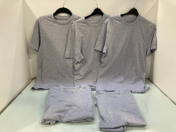 Lot 1523  
            Marchington SR13 - Parcel Delivery Only 

                
QTY OF MENS PLAIN T-SHIRTS IN GREY IN VARIOUS UK SIZES TO INCLUDE S: LOCATION - F8
