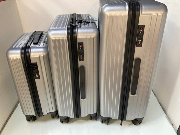 Lot 1672  
            Marchington SR13 - Parcel Delivery Only 

                
FILGER 3 PIECE HARDSHELL LUGGAGE SET IN SILVER: LOCATION - F1