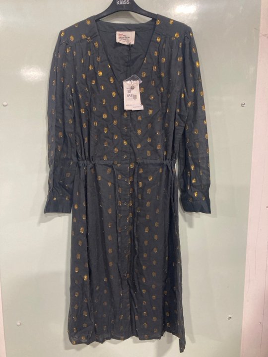 Lot 854  
            Marchington SR13 - Parcel Delivery Only 

                
BORN AGAIN WOMENS REMEDY DRESS IN GREY/GOLD - SIZE UK M - ORIGINAL RRP £170: LOCA...