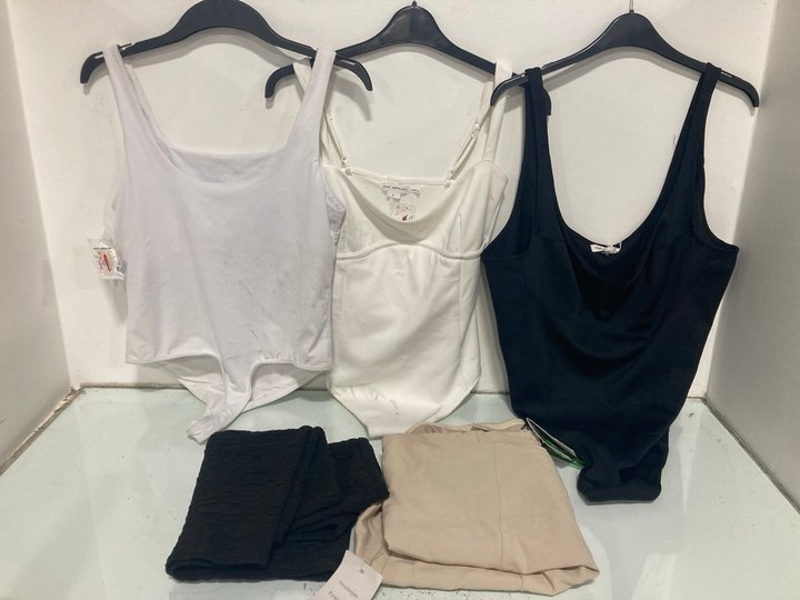 Lot 862  
            Marchington SR13 - Parcel Delivery Only 

                
5 X ASSORTED WOMENS CLOTHING IN VARIOUS SIZES TO INCLUDE NOBODY'S CHILD GIGI TOP ...