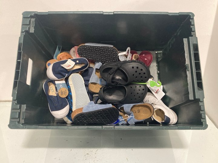 Lot 863  
            Marchington SR13 - Parcel Delivery Only 

                
QTY OF ASSORTED CHILDRENS FOOTWEAR IN VARIOUS SIZES TO INCLUDE START RITE EXPLORE...