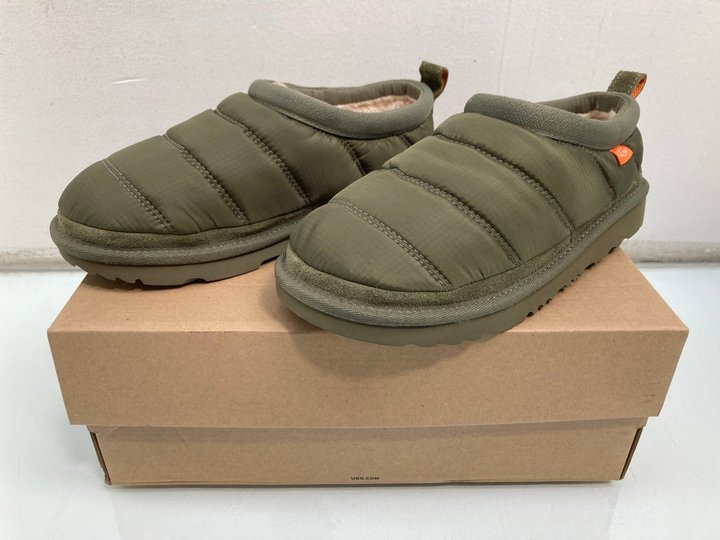 Lot 865  
            Marchington SR13 - Parcel Delivery Only 

                
UGG K TASMAN SLIPPERS IN KHAKI - SIZE UK 3 - ORIGINAL RRP £115: LOCATION - H6
