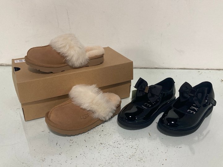 Lot 871  
            Marchington SR13 - Parcel Delivery Only 

                
UGG CHILDRENS K COZY SLIPPERS IN CHESTNUT - SIZE UK 10 TO INCLUDE TED BAKER CHILD...