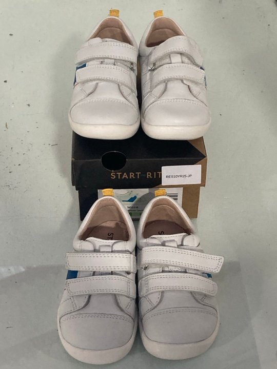 Lot 882  
            Marchington SR13 - Parcel Delivery Only 

                
2 X PAIRS OF STARTRITE CHILDRENS MAZE LEATHER TRAINERS IN WHITE-UK SIZES 5.5F AND...