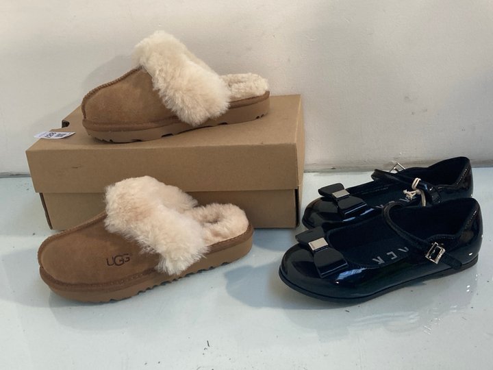Lot 887  
            Marchington SR13 - Parcel Delivery Only 

                
UGG CHILDRENS COZY MULES IN CHESTNUT-UK SIZE 12 TO INCLUDE PAIR OF TED BAKER GIRL...