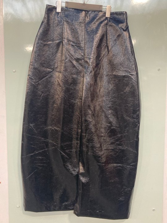 Lot 893  
            Marchington SR13 - Parcel Delivery Only 

                
JOHN LEWIS & PARTNERS PATENT WIDE LEG TROUSERS IN BLACK-UK SIZE 16: LOCATION - H5