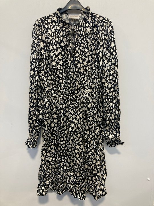 Lot 898  
            Marchington SR13 - Parcel Delivery Only 

                
GOOD AMERICAN DOROTHY DRESS IN BLACK/MULTI-UK SIZE 38"-ORIGINAL RRP £149.00: LOCA...