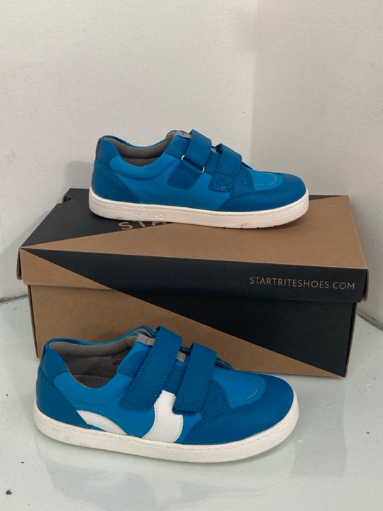 Lot 905  
            Marchington SR13 - Parcel Delivery Only 

                
START RITE ENIGMA LEATHER CHILDRENS TRAINERS IN BRIGHT BLUE -UK SIZE 13.5: LOCATI...