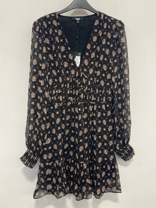 Lot 908  
            Marchington SR13 - Parcel Delivery Only 

                
PAIGE BRASSERIE DRESS IN BLACK MULTI-UK SIZE 4-ORIGINAL RRP £440.00: LOCATION - H4