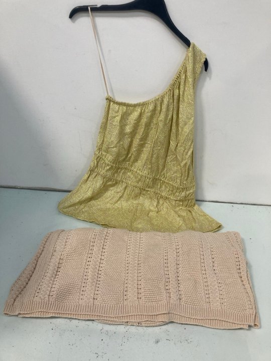 Lot 916  
            Marchington SR13 - Parcel Delivery Only 

                
SUMMERY COPENHAGEN AMIE TOP IN YELLOW MULTI-UK SIZE L-ORIGINAL RRP £85.00 TO INCL...