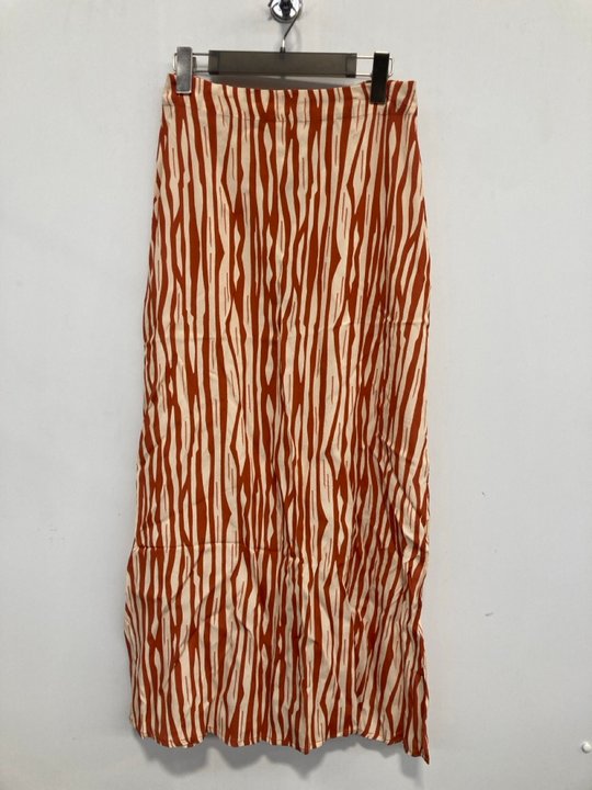 Lot 921  
            Marchington SR13 - Parcel Delivery Only 

                
SUMMERY COPENHAGEN ARLO SKIRT IN RED MULTI-UK SIZE XS-ORIGINAL RRP £135.00: LOCAT...