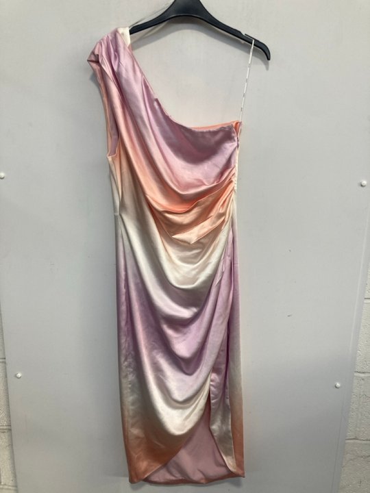 Lot 924  
            Marchington SR13 - Parcel Delivery Only 

                
ELLIATT MUNICH DRESS IN PINK MULTI-UK SIZE L-ORIGINAL RRP £270.00: LOCATION - H4