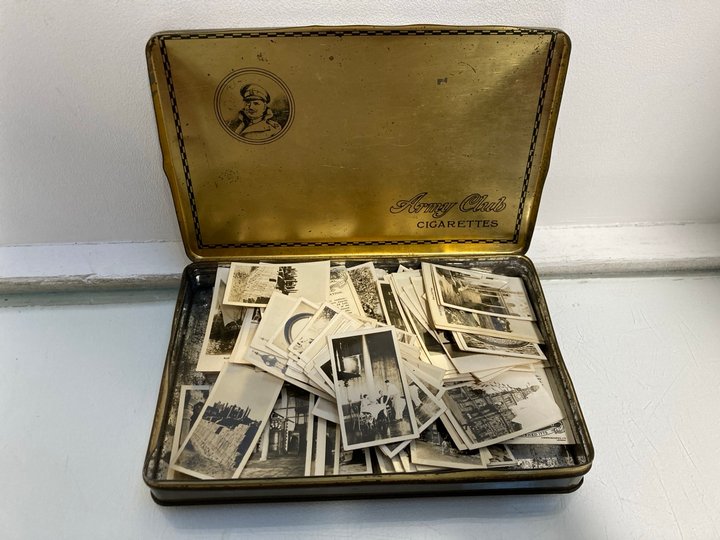 Lot 944  
            Marchington SR13 - Parcel Delivery Only 

                
AN ANTIQUE ARMY CLUB CIGARETTES TIN CONTAINING A LARGE COLLECTION OF VINTAGE CIGA...