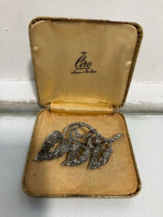 Lot 950  
            Marchington SR13 - Parcel Delivery Only 

                
ANTIQUE SILVER COLOURED MARCASITE SET BROOCH IN A VINTAGE CIRO OF BOND STREET BOX...