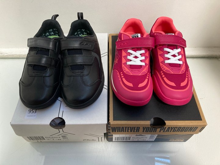 Lot 953  
            Marchington SR13 - Parcel Delivery Only 

                
CLARKS CHILDRENS KICK PACE LEATHER TRAINERS IN BLACK-UK SIZE 12.5 TO INCLUDE CLAR...