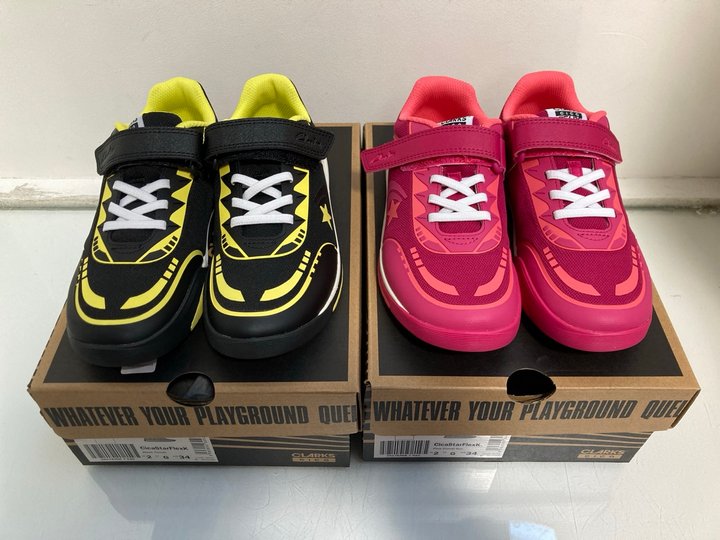 Lot 954  
            Marchington SR13 - Parcel Delivery Only 

                
2 X PAIRS OF CLARKS CICA STAR FLEX CHILDRENS TRAINERS IN BLACK COMBI AND PINK COM...