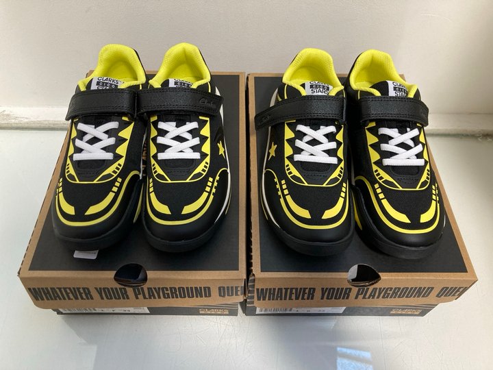 Lot 955  
            Marchington SR13 - Parcel Delivery Only 

                
2 X PAIRS OF CLARKS CICA STAR FLEX CHILDRENS TRAINERS IN BLACK COMBI -UK SIZE 1: ...