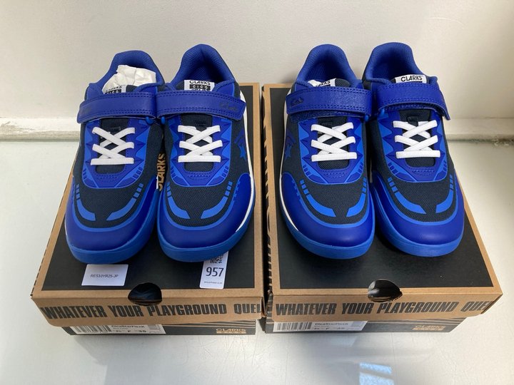 Lot 957  
            Marchington SR13 - Parcel Delivery Only 

                
2 X PAIRS OF CLARKS CICA STAR FLEX CHILDRENS TRAINERS IN BLUE COMBI-UK SIZE 2.5: ...