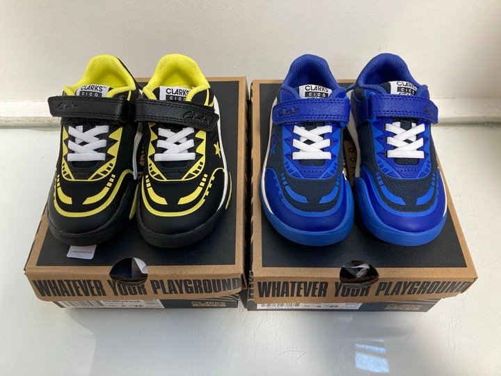 Lot 958  
            Marchington SR13 - Parcel Delivery Only 

                
2 X PAIRS OF CLARKS CICA STAR FLEX CHILDRENS TRAINERS IN BLACK COMBI AND BLUE COM...