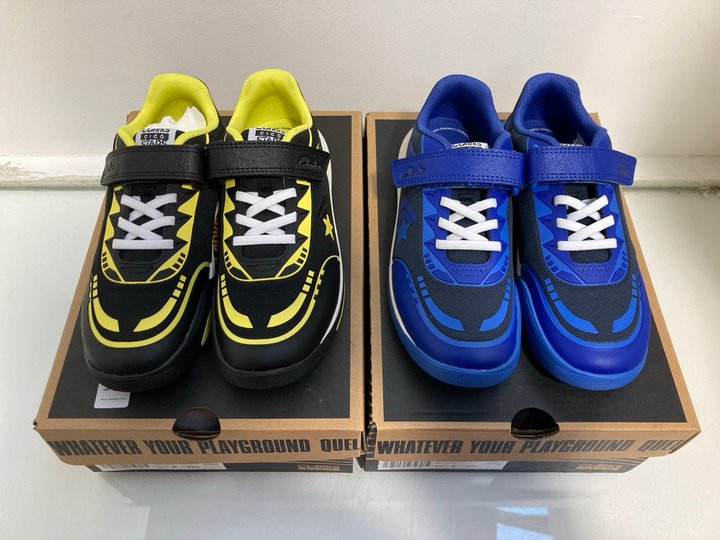 Lot 959  
            Marchington SR13 - Parcel Delivery Only 

                
2 X PAIRS OF CLARKS CHILDRENS CICA STAR FLEX TRAINERS IN BLACK COMBI AND BLUE COM...