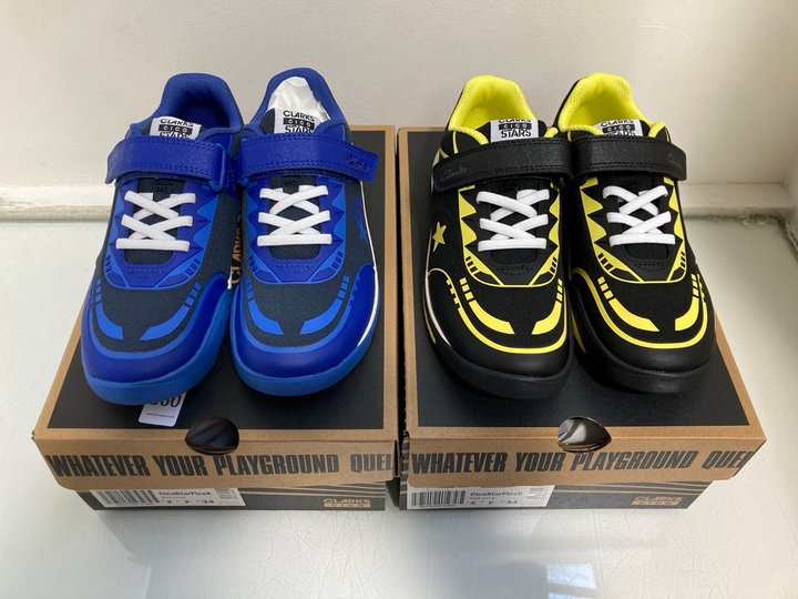 Lot 960  
            Marchington SR13 - Parcel Delivery Only 

                
2 X PAIRS OF CLARKS CHILDRENS CICA STAR FLEX TRAINERS IN BLACK COMBI AND BLUE COM...
