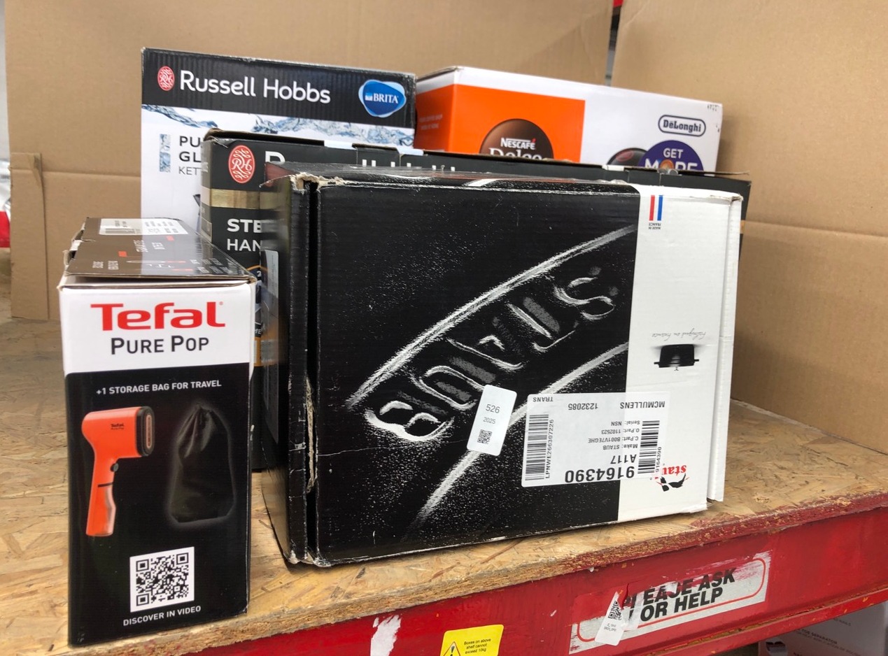 Lot 526  
            Edinburgh SR24 - Delivery Only 

                
QUANTITY OF KITCHEN & APPLIANCES ITEMS TO INCLUDE TEFAL PURE POP SLIM HANDHELD CL...