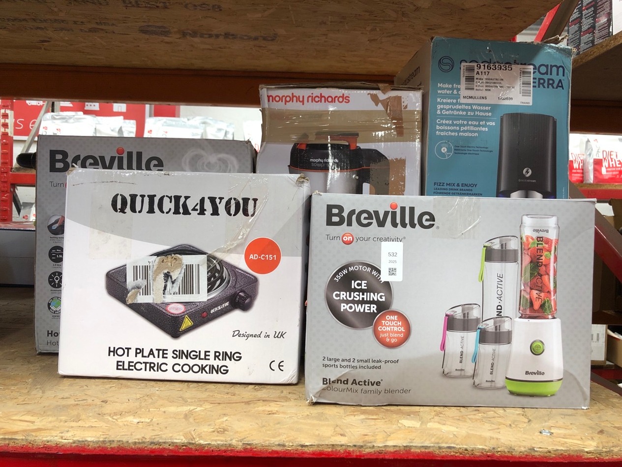 Lot 532  
            Edinburgh SR24 - Delivery Only 

                
QUANTITY OF KITCHEN & APPLIANCES ITEMS TO INCLUDE BREVILLE BLEND ACTIVE PERSONAL ...