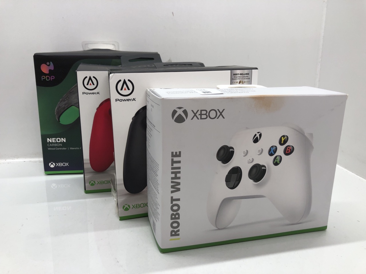 Lot 534  
            Edinburgh SR24 - Delivery Only 

                
QUANTITY OF TECH & GAMING ITEMS TO INCLUDE XBOX WIRELESS CONTROLLER – ROBOT WHITE...