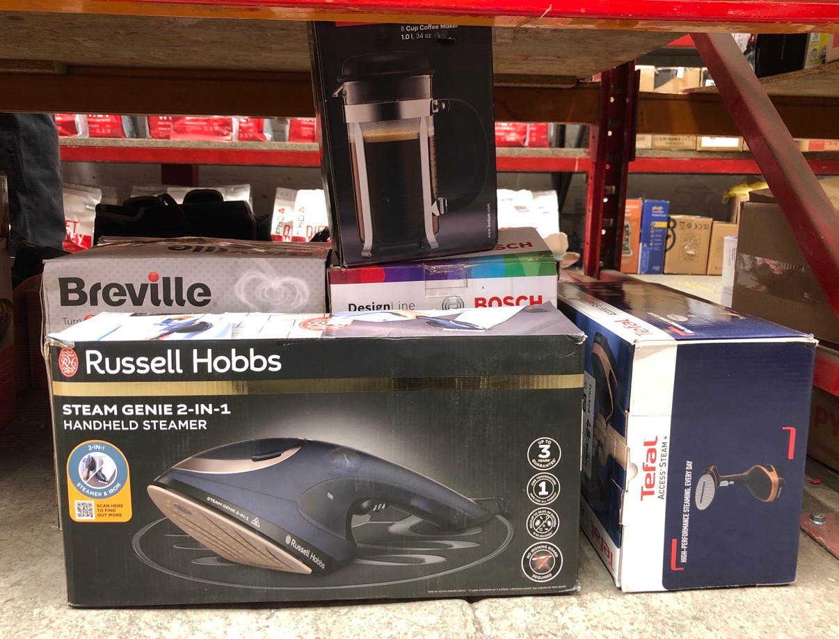 Lot 538  
            Edinburgh SR24 - Delivery Only 

                
QUANTITY OF KITCHEN & APPLIANCES ITEMS TO INCLUDE RUSSELL HOBBS STEAM GENIE 2IN1 ...