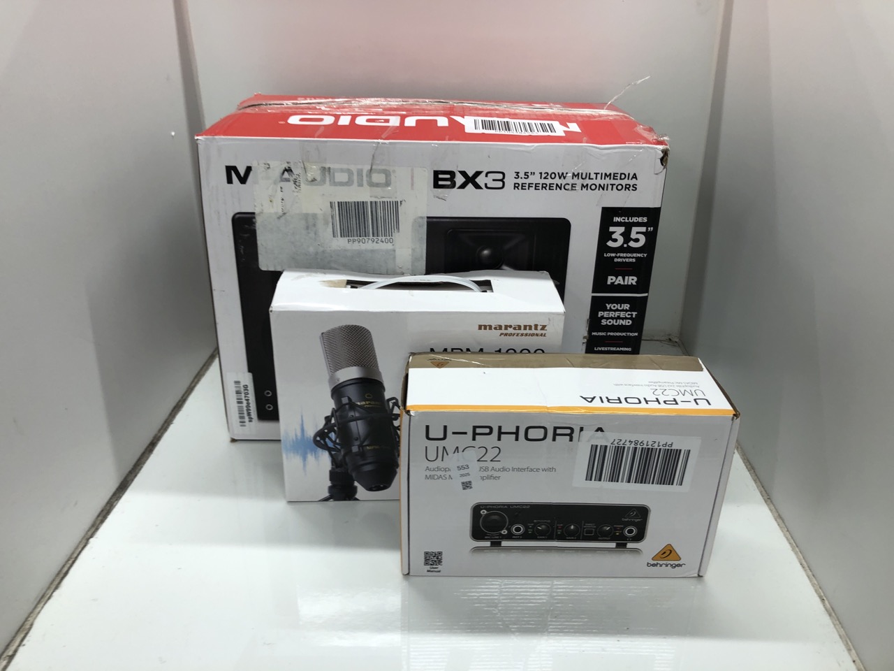 Lot 553  
            Edinburgh SR24 - Delivery Only 

                
QUANTITY OF TECH & GAMING ITEMS TO INCLUDE BEHRINGER UMC22 AUDIOPHILE 2X2, 48 KHZ...