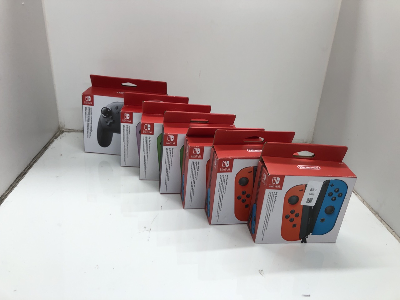 Lot 557  
            Edinburgh SR24 - Delivery Only 

                
QUANTITY OF TECH & GAMING ITEMS TO INCLUDE NINTENDO SWITCH JOY-CON CONTROLLER PAI...