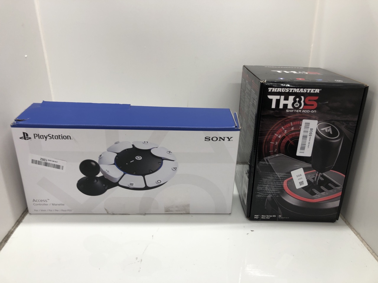 Lot 558  
            Edinburgh SR24 - Delivery Only 

                
THRUSTMASTER TH8S SHIFTER ADD ON (COMPATIBLE  PS5, PS5 PRO, PS4, XBOX SERIES X/S,...