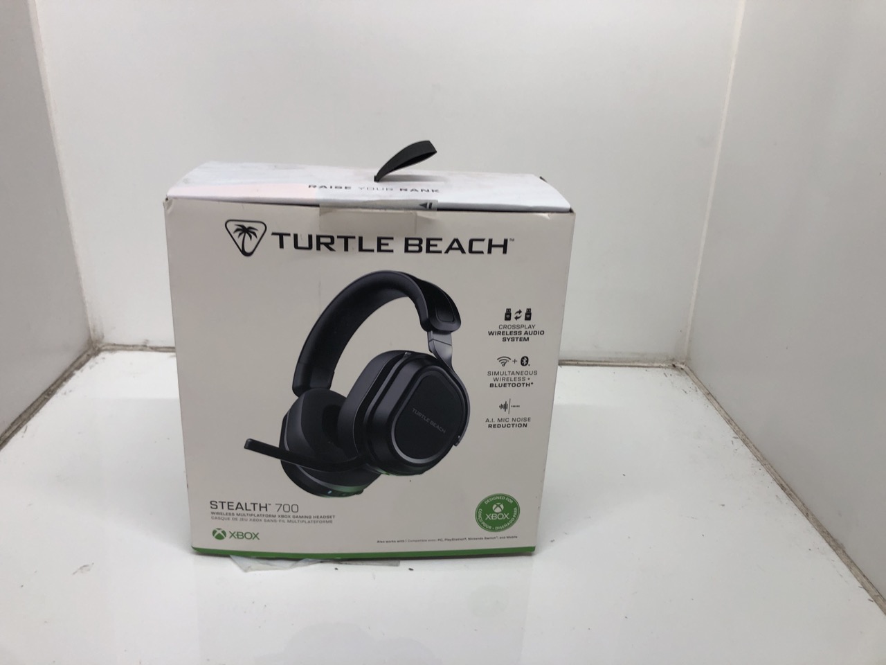 Lot 584  
            Edinburgh SR24 - Delivery Only 

                
TURTLE BEACH STEALTH 700 BLACK XBOX WIRELESS GAMING HEADSET BLUETOOTH, DUAL TRANS...