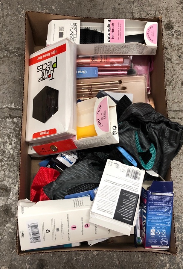 Lot 604  
            Edinburgh SR24 - Delivery Only 

                
QUANTITY OF HEALTH & BEAUTY ITEMS TO INCLUDE TANGLE TEEZER ULTIMATE DETANGLER HAI...