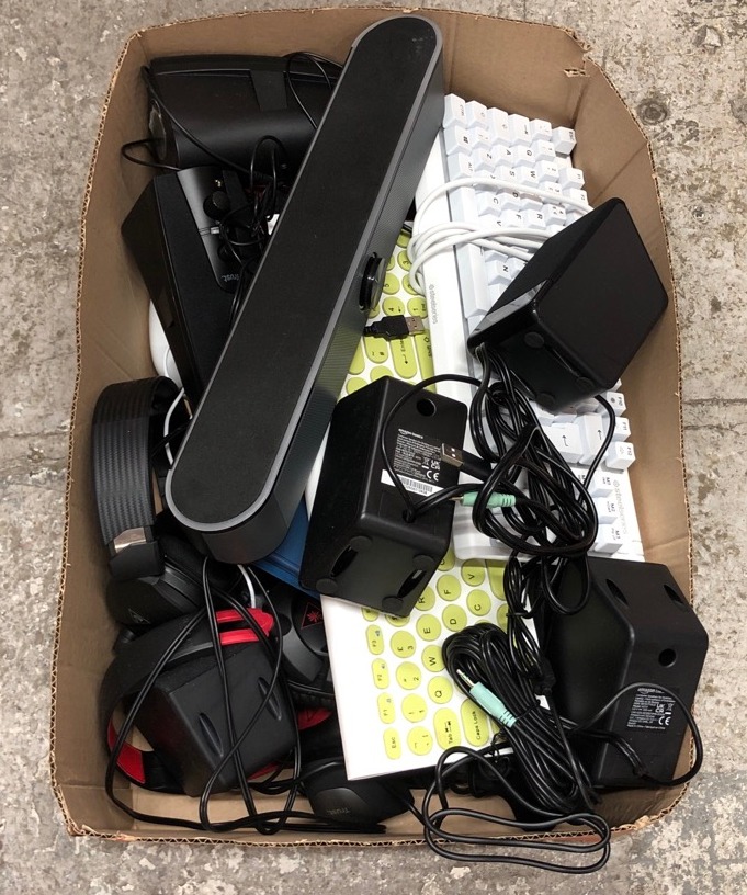 Lot 605  
            Edinburgh SR24 - Delivery Only 

                
QUANTITY OF TECH & GAMING ITEMS TO INCLUDE LEADSAIL KF29 WIRELESS KEYBOARD : LOCA...