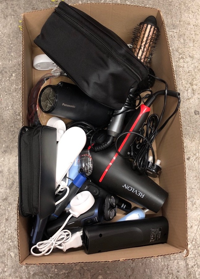 Lot 607  
            Edinburgh SR24 - Delivery Only 

                
QUANTITY OF HEALTH & BEAUTY ITEMS TO INCLUDE REMINGTON POWER DRY D3010 HAIR DRYER...