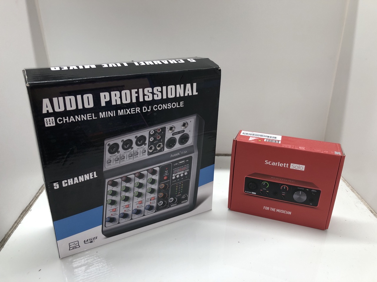 Lot 610  
            Edinburgh SR24 - Delivery Only 

                
FOCUSRITE SCARLETT SOLO 3RD GEN USB AUDIO INTERFACE, THE GUITARIST, VOCALIST, POD...