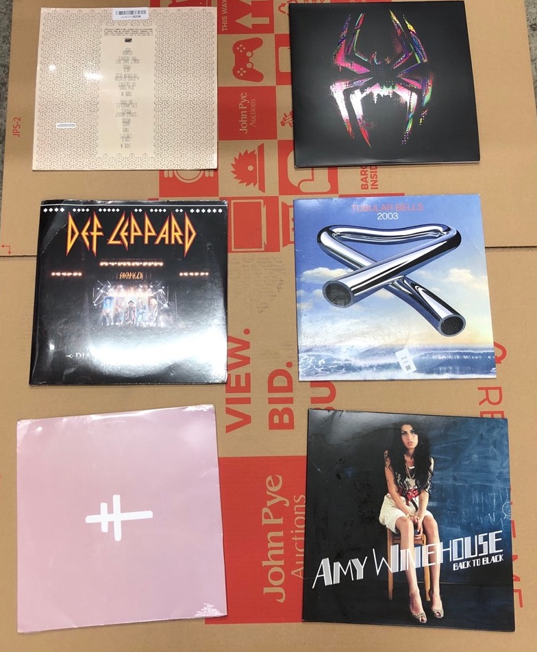 Lot 619  
            Edinburgh SR24 - Delivery Only 

                
QUANTITY OF VINYLS TO INCLUDE TUBULAR BELLS 2003 VINYL: LOCATION - F RACK