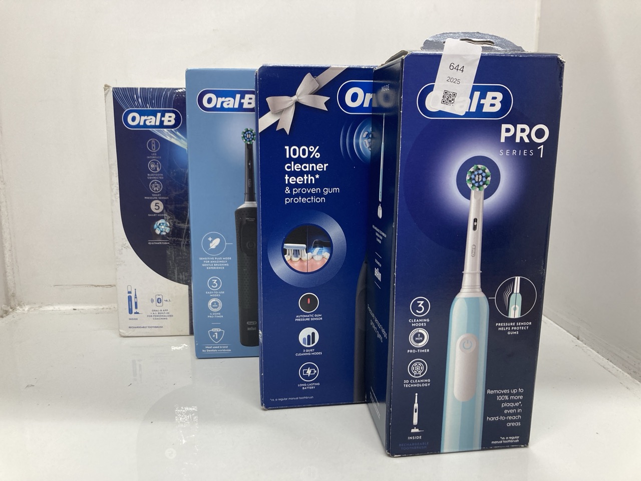 Lot 644  
            Edinburgh SR24 - Delivery Only 

                
QUANTITY OF HEALTH & BEAUTY ITEMS TO INCLUDE ORAL-B IO2 ELECTRIC TOOTHBRUSH, TOOT...