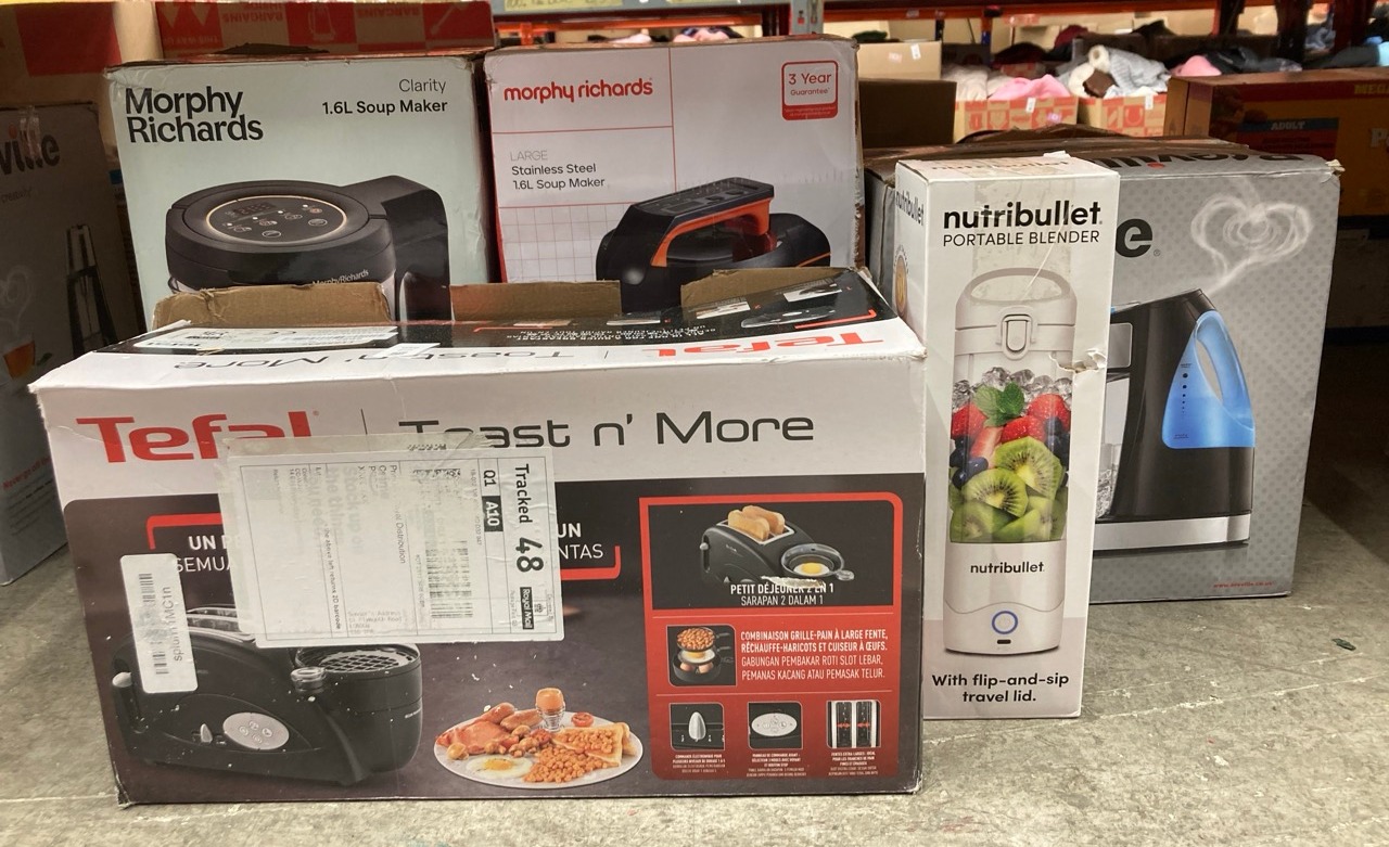 Lot 646  
            Edinburgh SR24 - Delivery Only 

                
QUANTITY OF KITCHEN & APPLIANCES ITEMS TO INCLUDE NUTRIBULLET PORTABLE BLENDER IN...